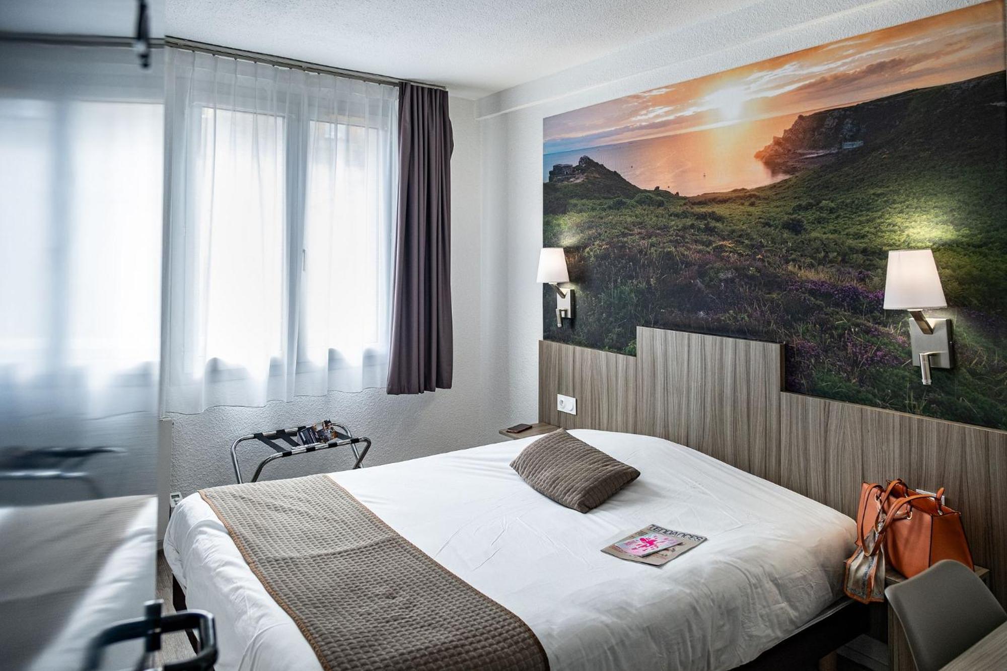 Contact Hotel Du Champ De Mars De แซงต์-บรีเออ ภายนอก รูปภาพ