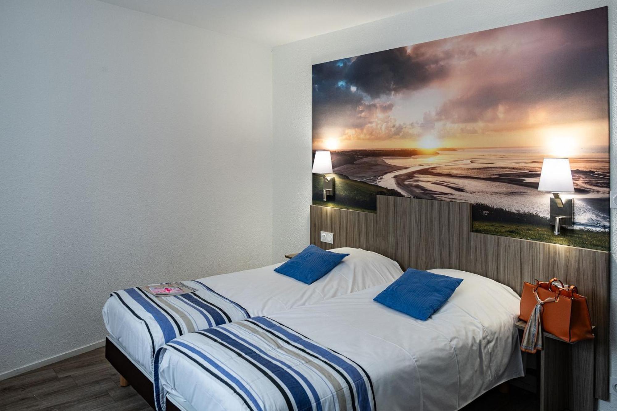 Contact Hotel Du Champ De Mars De แซงต์-บรีเออ ภายนอก รูปภาพ