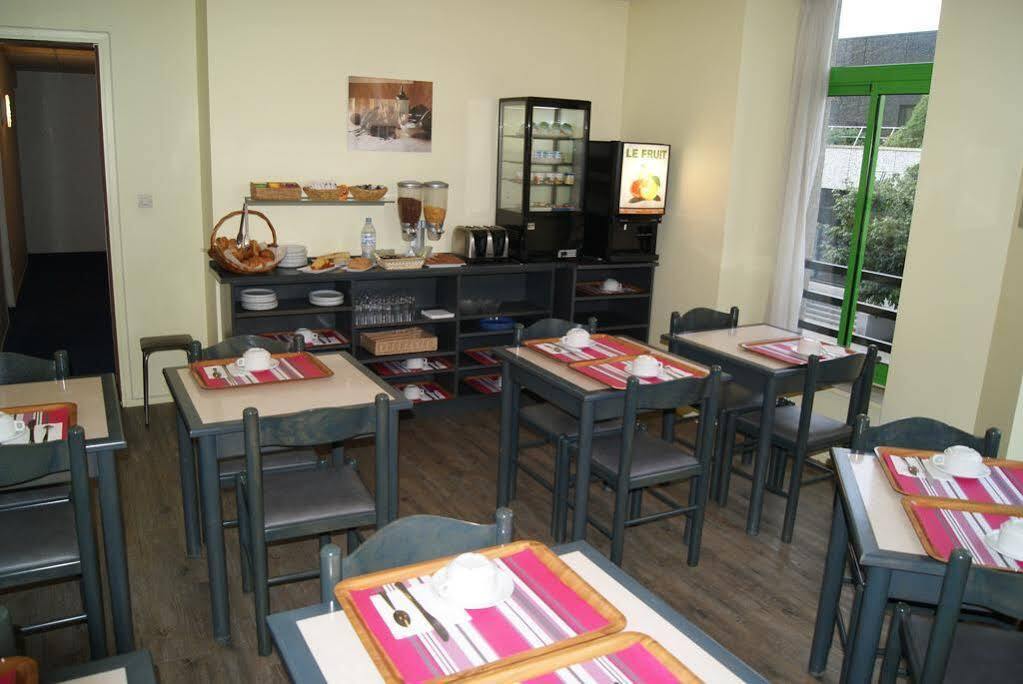 Contact Hotel Du Champ De Mars De แซงต์-บรีเออ ภายนอก รูปภาพ