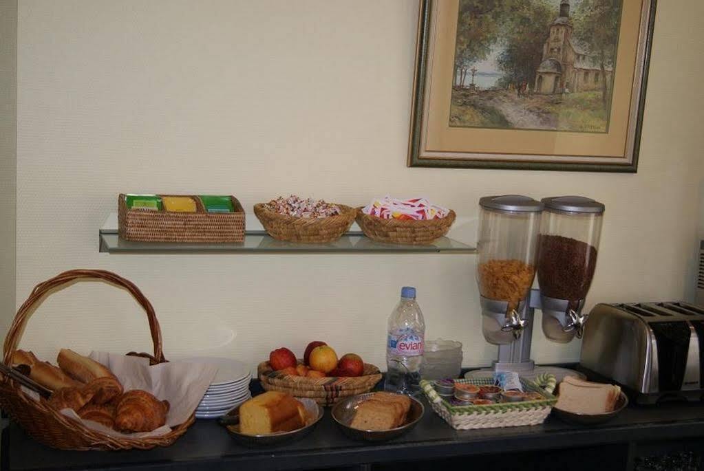 Contact Hotel Du Champ De Mars De แซงต์-บรีเออ ภายนอก รูปภาพ